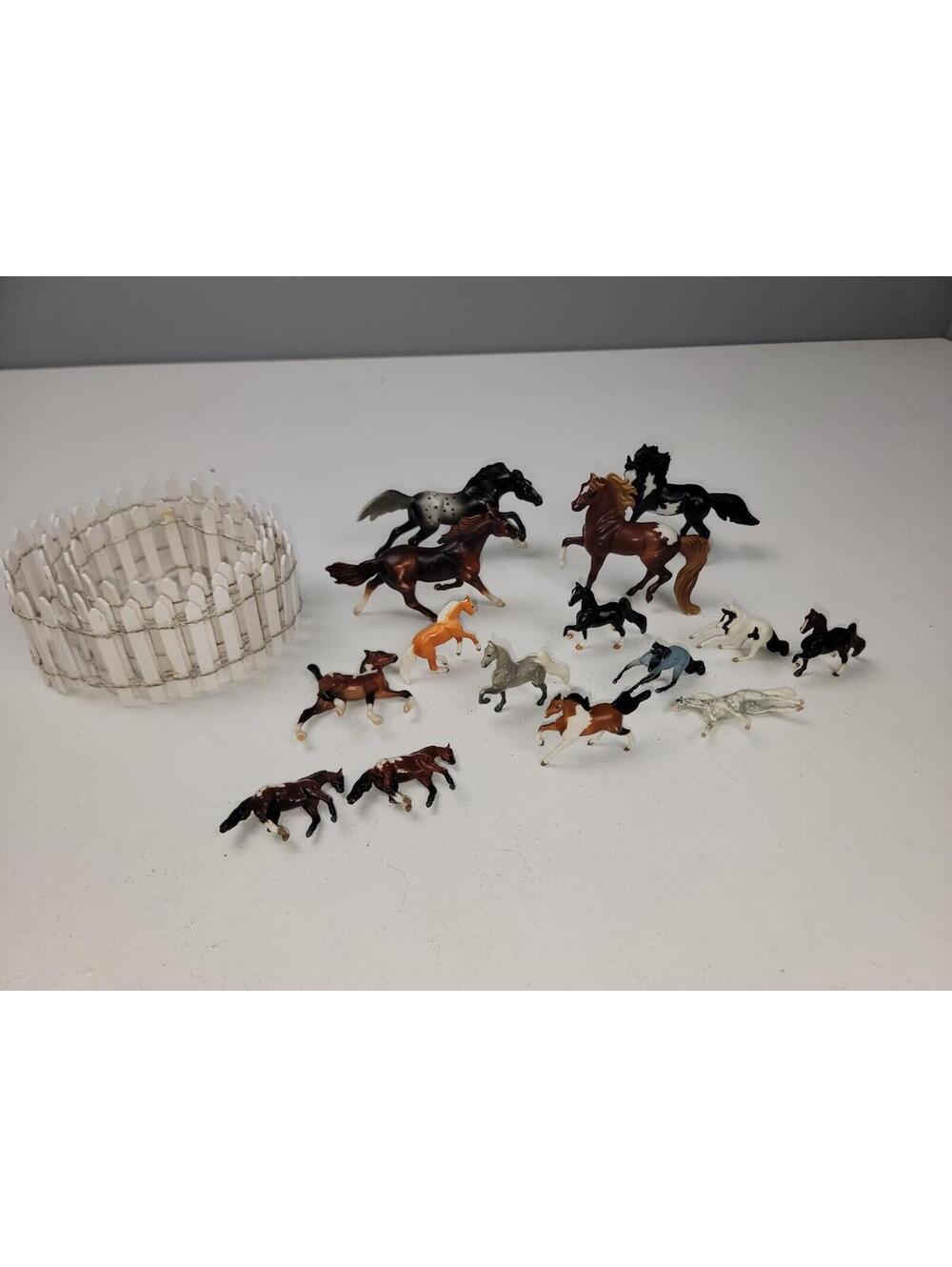 15 Breyer horses W/Appaloosas Different Sizes With Wire Fence - Lot Of 15!